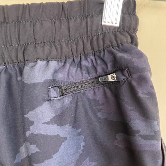 Vuori Womens Sz S Clementine Black Camo Athletic Shorts 2.5” Built-in Briefs - Picture 15 of 16